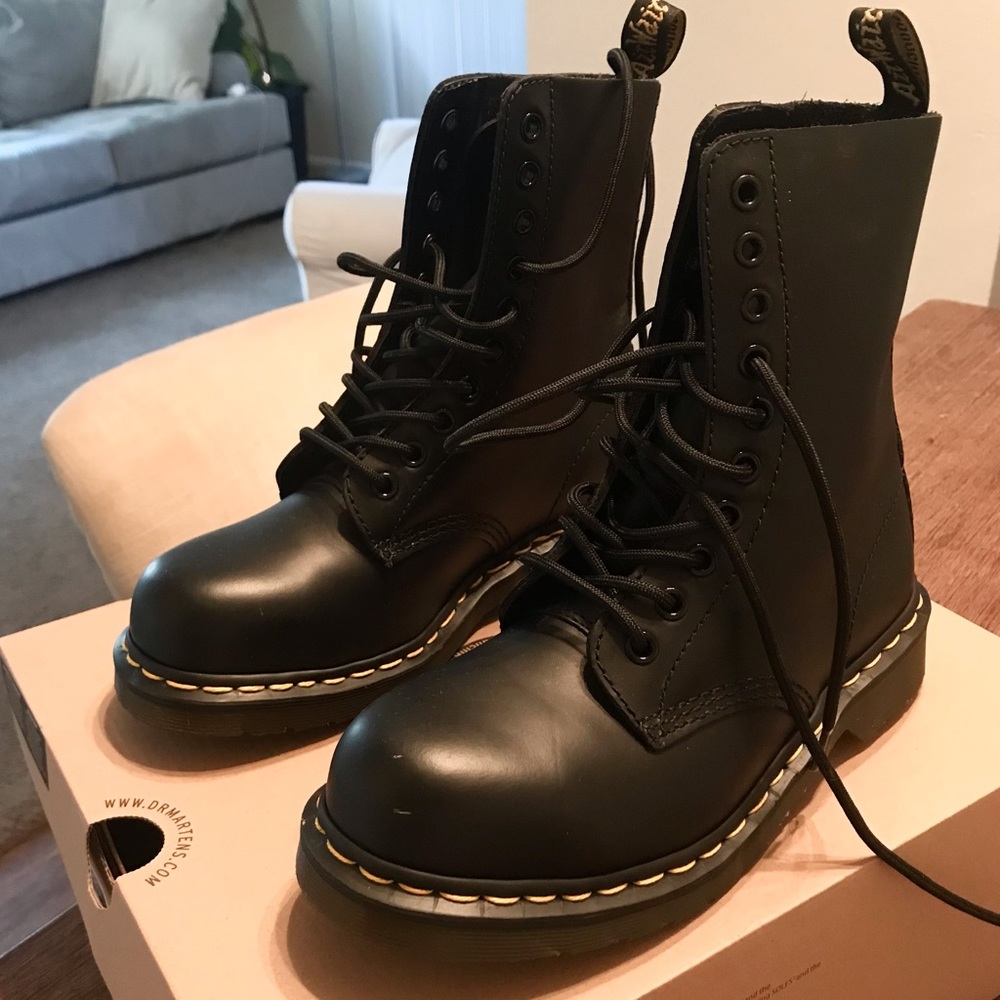 1919 10 eye Dr Marten boots